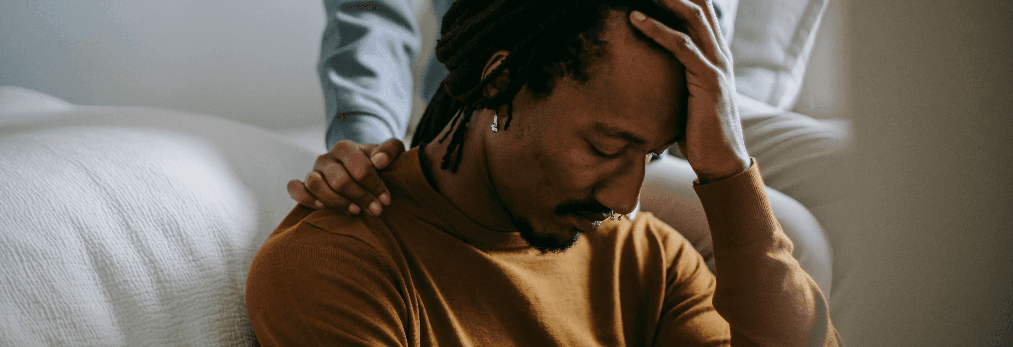 Ein Mann, der emotionalen Stress erlebt, erhält Unterstützung von einer anderen Person